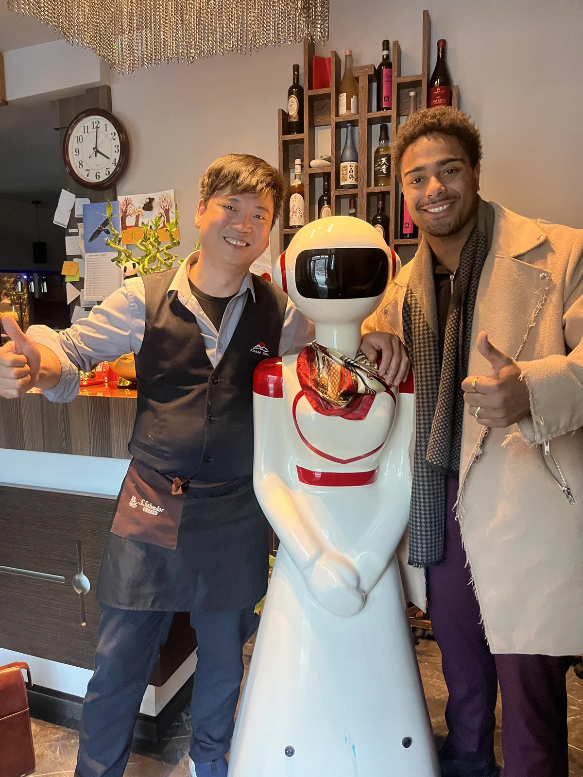 Samuele con Roberto, proprietario di Hinode Sushi, nel locale a Bianzone in Valtellina.